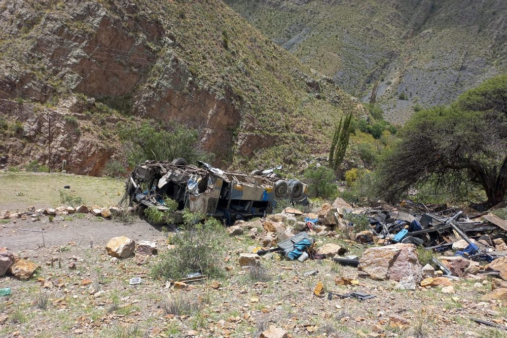 Das Wrack des verunglückten Busses in der Schlucht in Yocalla