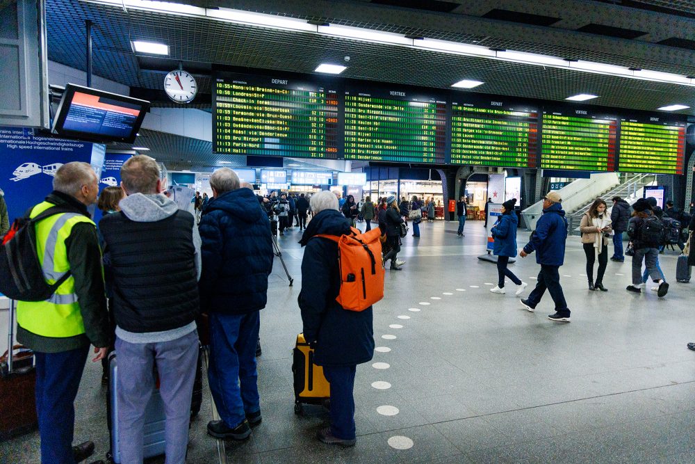 Passagiere im Bahnhof Brüssel-Midi am ersten Tag des Streiks am Samstag