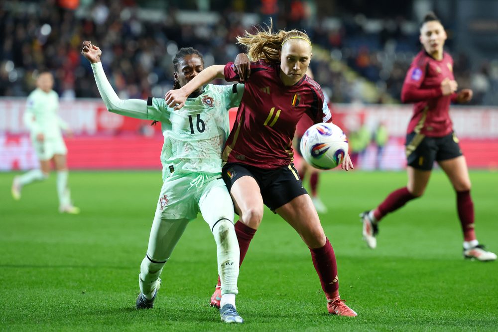 Red Flames vs Portugal: Janice Cayman im Zweikampf mit Diana Silva