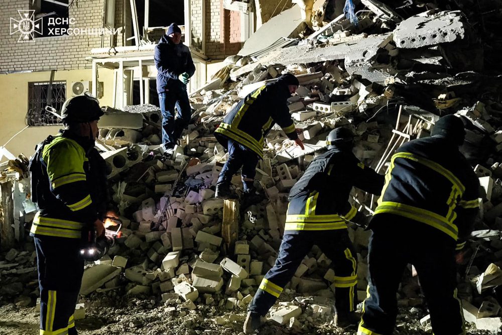 Rettungskräfte bergen Verletzte aus einem zerstörten Hochhaus in Cherson