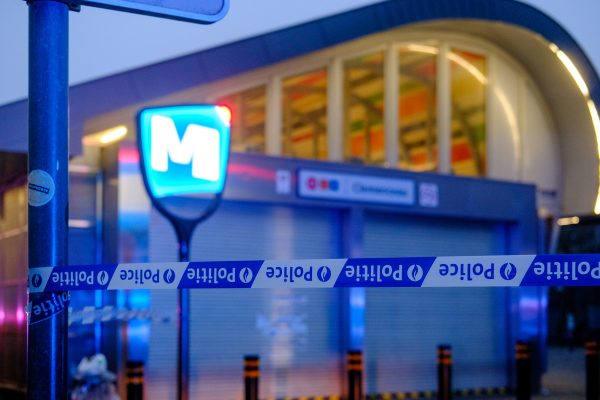 Polizeiabsperrung vor der Metro-Station Clémenceau
