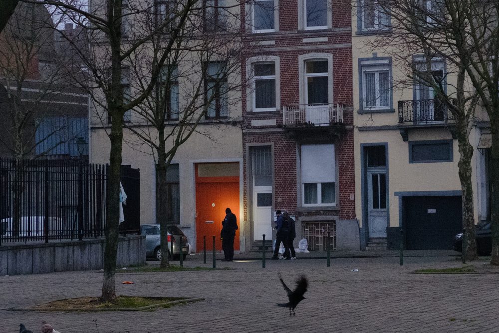 Polizisten in der Nähe der Metro-Station Clemenceau in Anderlecht am Donnerstagmorgen