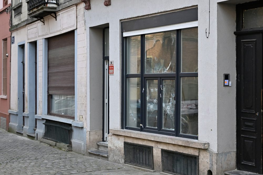 Einschusslöcher an der Fassade eines Hauses, das in der Rue de la Clinique in der Nähe der Metrostation Clemenceau in Anderlecht beschossen wurde