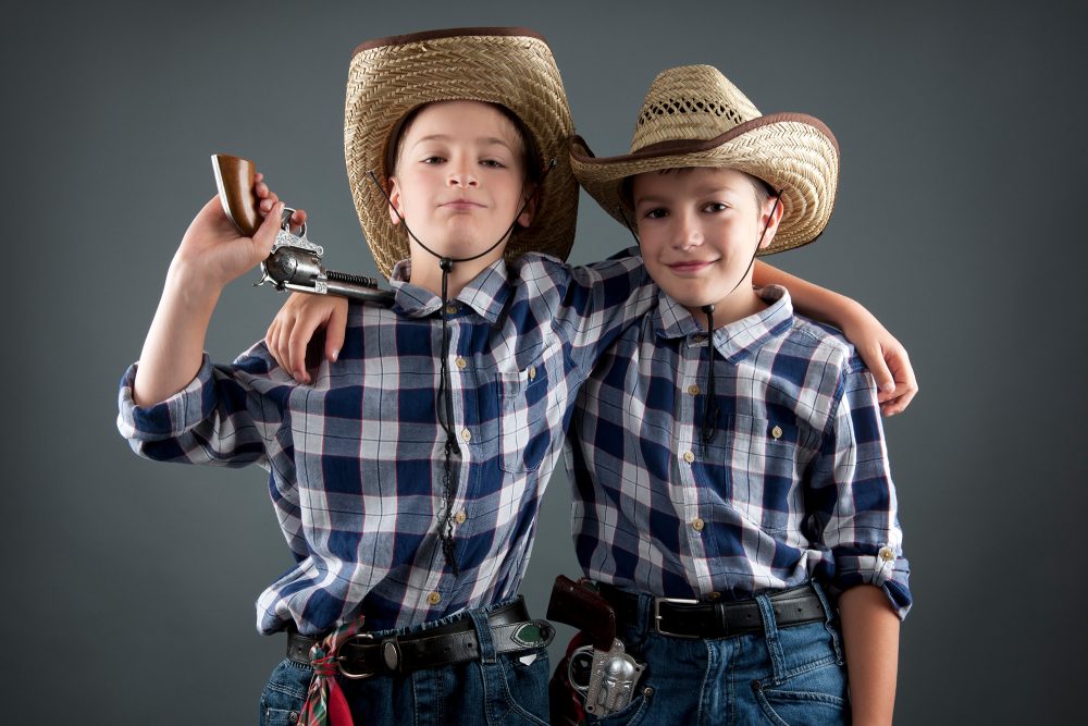 Jungen im Cowboy-Kostüm