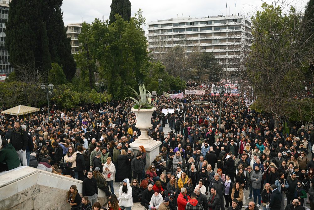 Menschen versammeln sich vor dem griechischen Parlament zur Großdemo