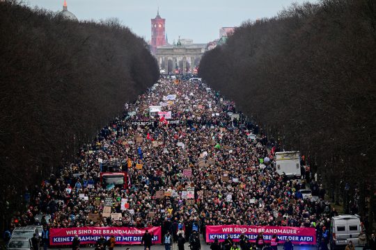 Eine große Menschenmenge demonstriert in Berlin