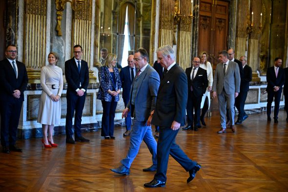 Der neue Premierminister Bart de Wever und König Philippe, im Hintergrund die neuen Minister der Förderalregierung