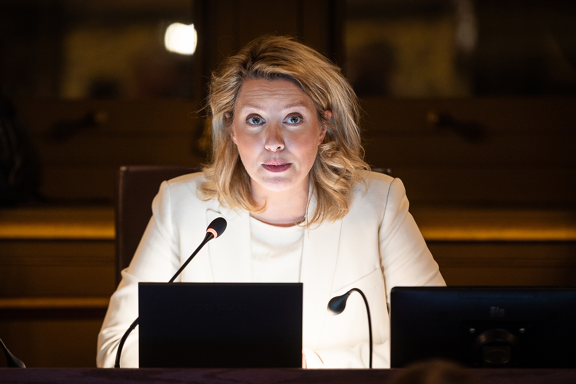 Els van Doesburg als neue Bürgermeisterin von Antwerpen vereidigt - BRF ...