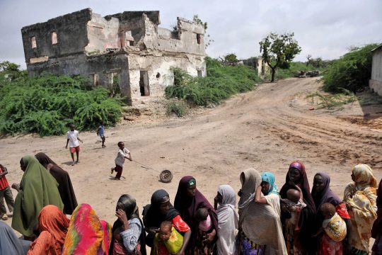 Eine große Gruppe von Somaliern wartet in einem provisorischen medizinischen Lager für von der Hungersnot betroffene Menschen auf Hilfe