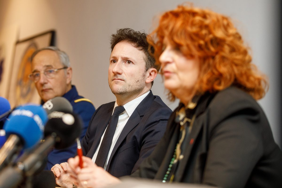 Eric Jacobs (Polizei), Julien Moinil und Laure Beccuau bei der Pressekonferenz