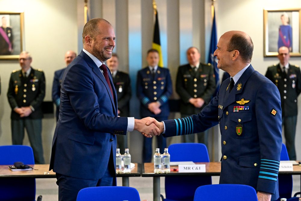 Verteidigungsminister Theo Francken schüttelt Armeechef Frederik Vansina die Hand