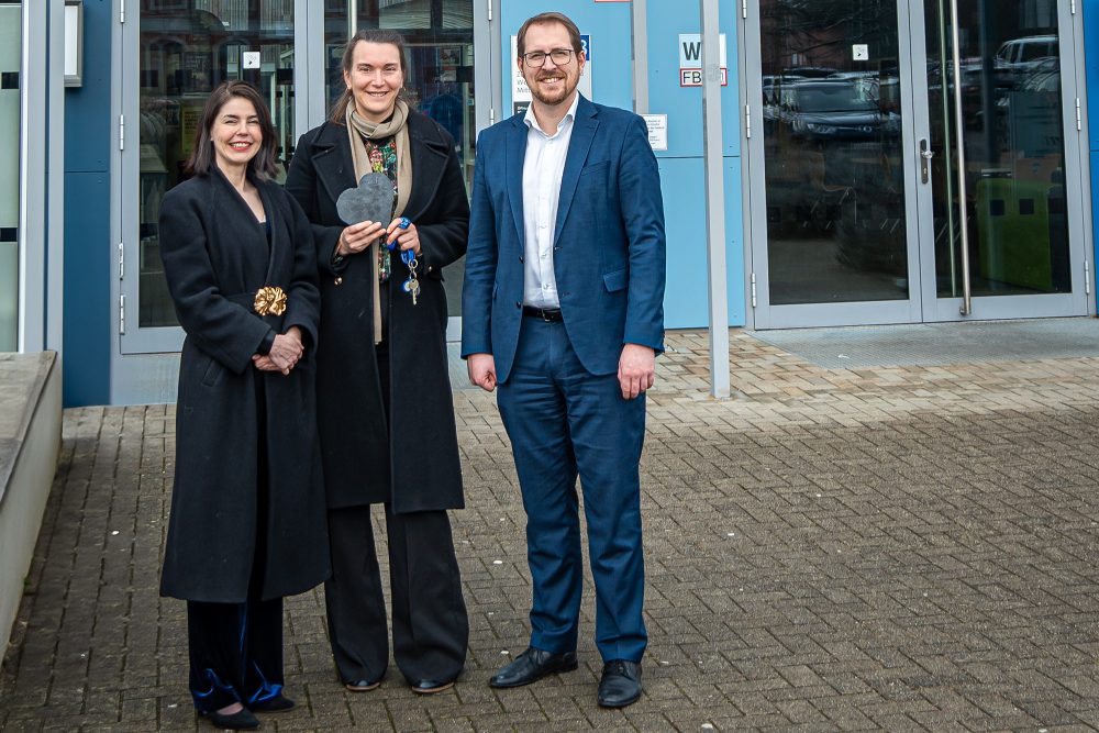 Die Bildungsministerin Valérie Glatigny (l.) mit ZAWM-Direktorin Claudia Thissen und DG-Unterrichtsminister Jérôme Franssen