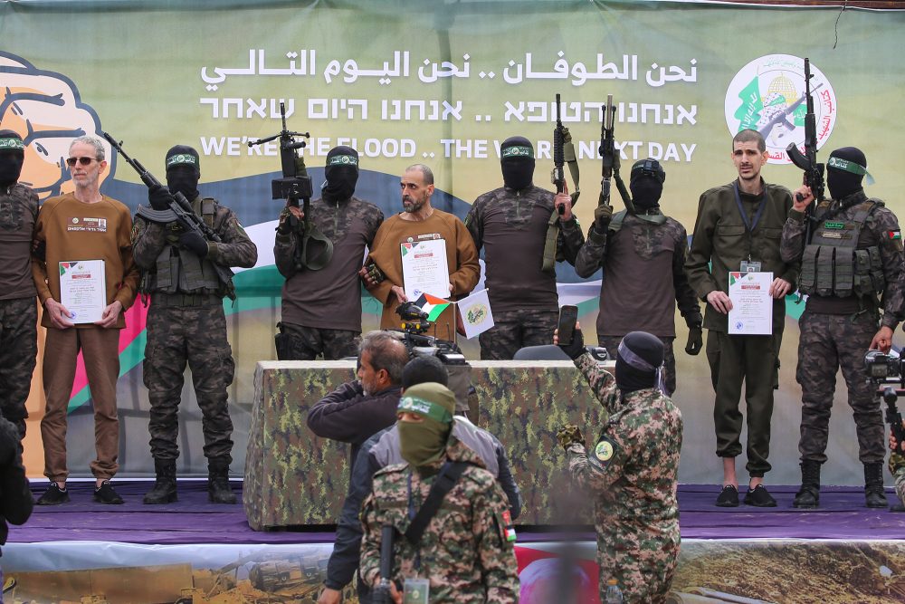 Hamas-Kämpfer mit den drei freigelassenen Geiseln in Deir el-Balah