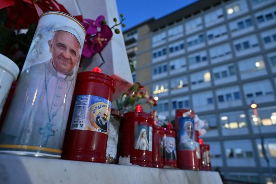 Kerzen für Papst Franziskus vor der Gemelli-Klinik in Rom