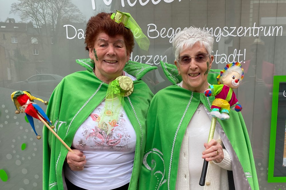 Gisela Bous und Marliese Brick stehen in Karnevalsoutfit vor dem Begegnungszentrum Mittendrin