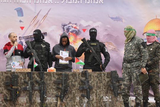 Hamas-Kämpfer umzingeln die beiden Geiseln in Rafah