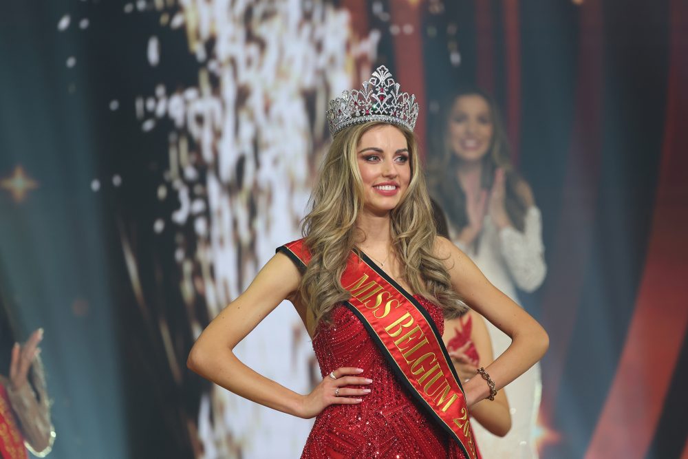 Karen Jansen, die Miss Belgien 2025, posiert mit Krone auf dem Kopf und Scherpe um den Körper