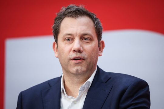 Lars Klingbeil bei einer Pressekonferenz am Montag