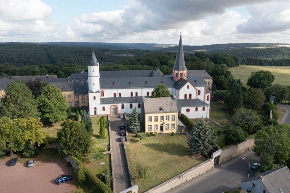 Die sechste Etappe des Eifelsteigs startet am Kloster Steinfeld in Kall und führt nach Blankenheim