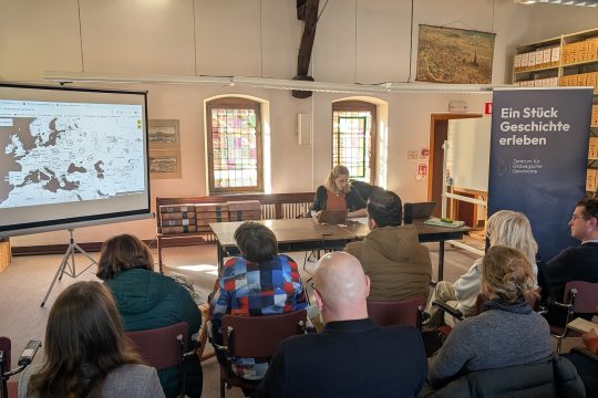 Historikerin Maude Williams stellt die interaktive Karte vor