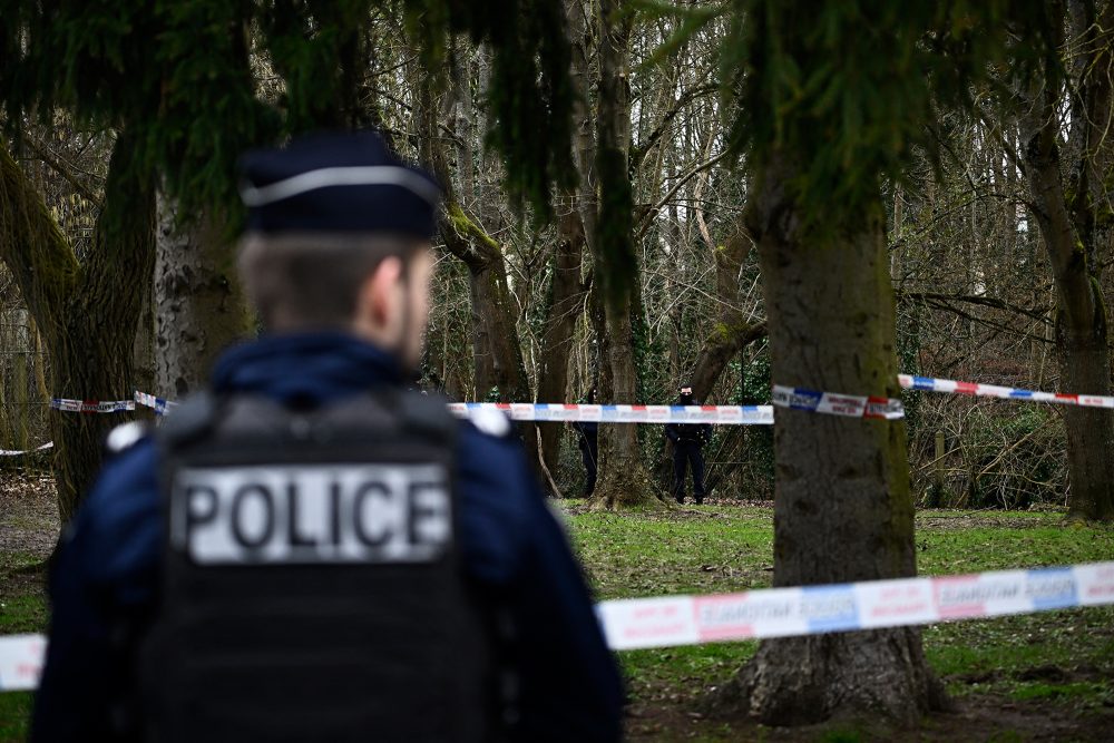 Polizisten am Fundort der Leiche in Longjumeau