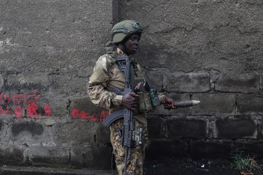 Ein Mitglied der bewaffneten Rebellengruppe M23 in der Stadt Goma mit einer Mörsergranate in der Hand