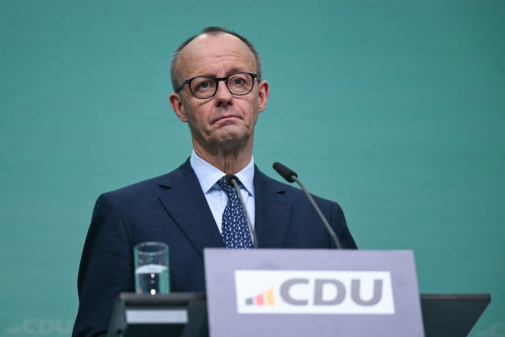 Unions-Kanzlerkandidat Friedrich Merz steht am Rednerpult