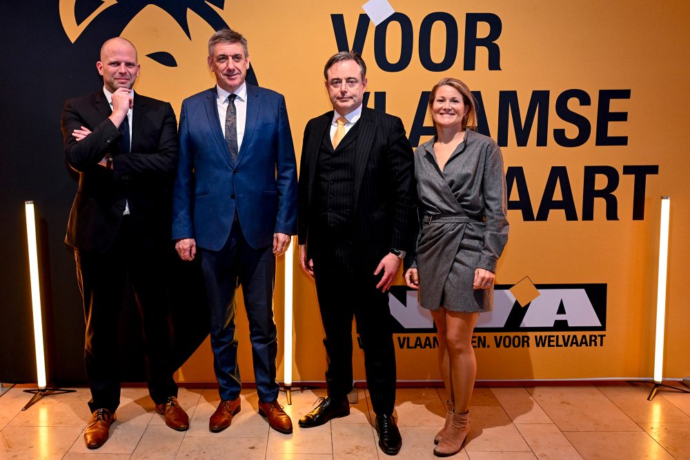 Gruppenbild von Theo Francken, Jan Jambon, Bart De Wever und Anneleen Van Bossuyt am Rande des Kongresses der N-VA über die Beteiligung an der neuen föderalen Regierung