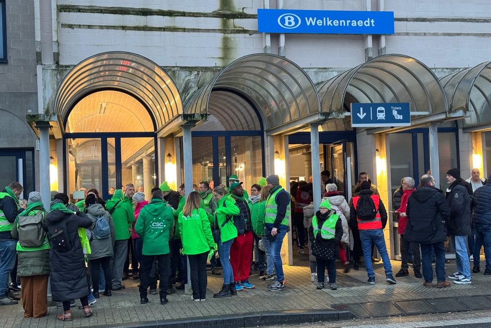 Vor dem Bahnhof Welkenraedt versammeln sich die CSC-Mitglieder, um gemeinsam nach Brüssel zu fahren