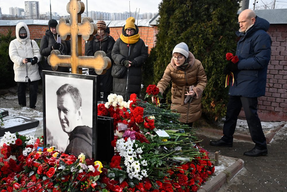 Menschen legen Blumen am Grab des russischen Oppositionsführers Alexej Nawalny auf dem Borisowo-Friedhof in Moskau nieder