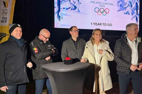 Den Countdown-Buzzer drückten: Olav Spahl (Direktor für Spitzensport des BOIC und Delegationsleiter), Corné Lepoeter (Präsident des belgischen Eisschnelllaufverbandes), Gregor Freches (Sportminister der DG) sowie die Olympioniken Hanna Mariën, Wim De Peyne und Katrien Pauwels
