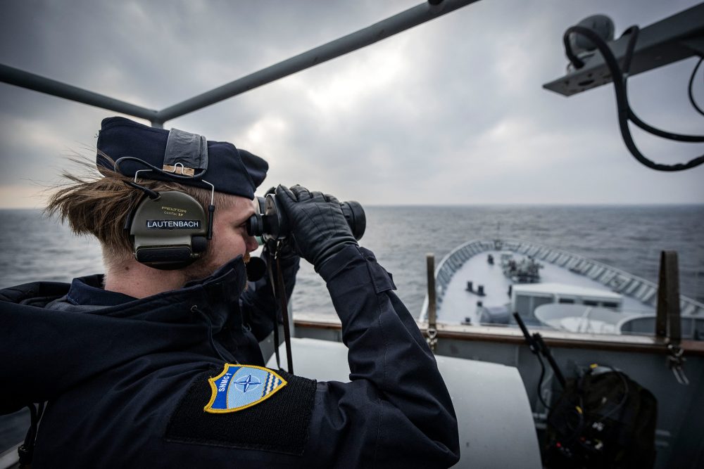 Besatzungsmitglied auf einem Nato-Patrouillenschiff in der Ostsee