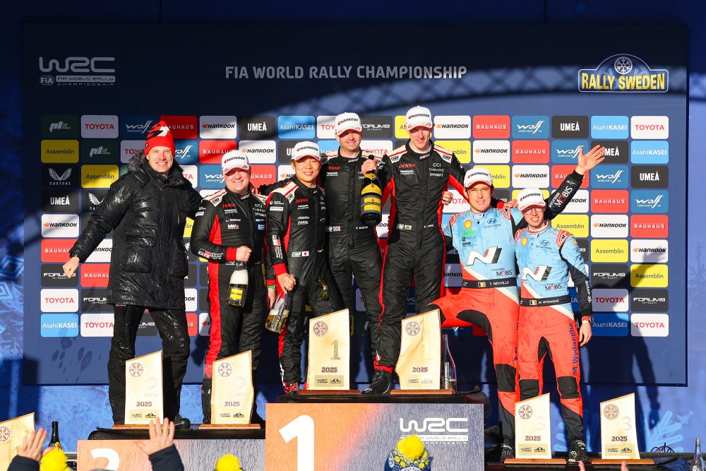 Das Treppchen der Rallye Schweden: Die Sieger Elfyn Evans und Scott Martin, Takamoto Katsuta und Aaron Johnston, Thierry Neuville und Martijn Wydaeghe. Links Toyota-Teamchef Jari-Matti Latvala