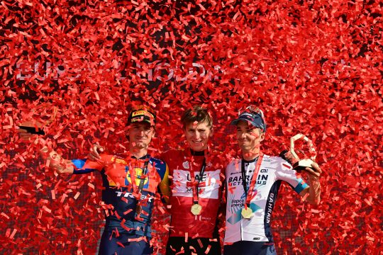 Das Podium der UAE-Tour: Sieger Tadej Pogacar (Mitte), der Zweitplatzierte Giulio Ciccone (l) und der Drittplatzierte Pello Bilbao
