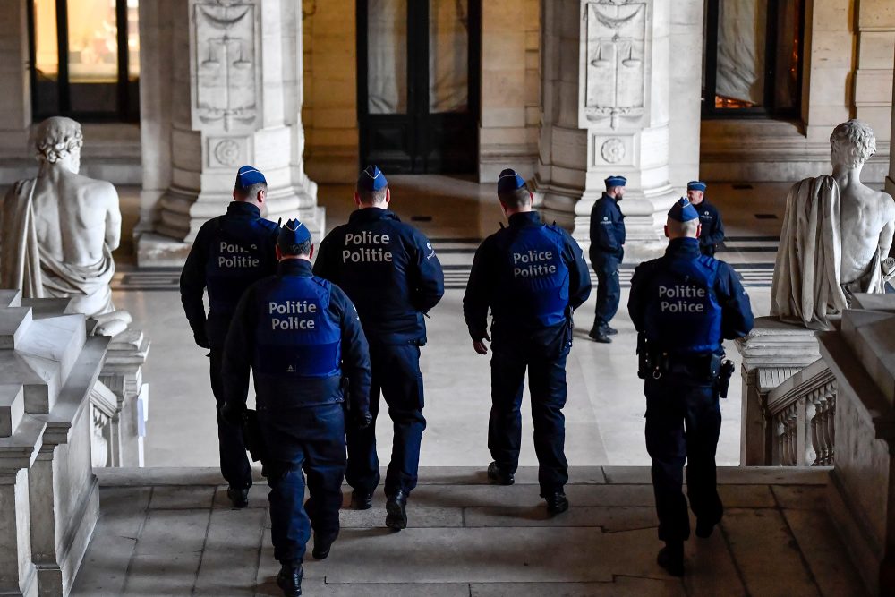 Polizisten beim Prozess zum Anschlag auf das Jüdische Museum in Brüssel