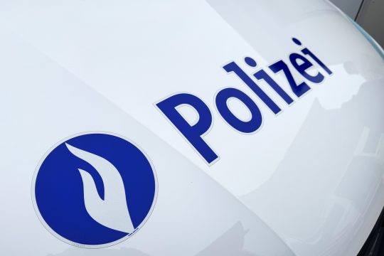 Fahrzeug der Polizei mit Polizei-Logo