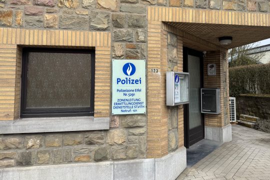 Schild der Polizei am Gebäude der Dienststelle in St. Vith
