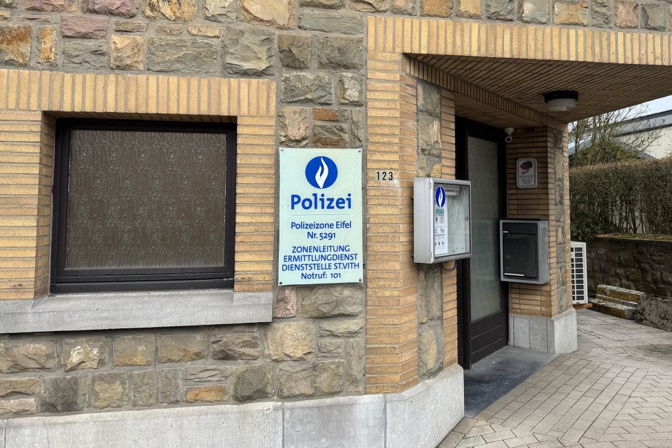 Schild der Polizei am Gebäude der Dienststelle in St. Vith
