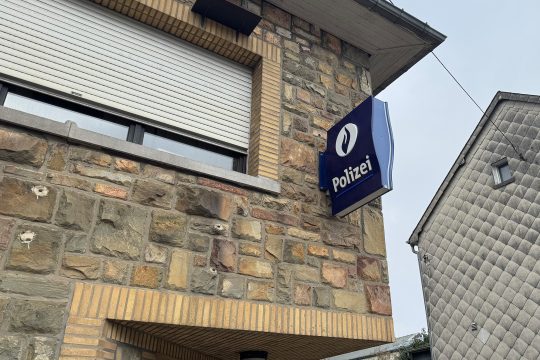 Schild der Polizei am Gebäude der Dienststelle in St. Vith
