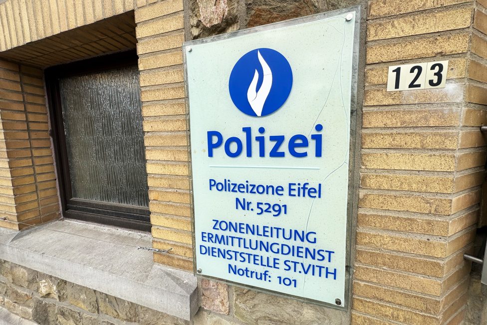 Schild der Polizeizone Eifel am Gebäude der Dienststelle in St. Vith