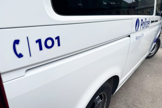 Fahrzeug der Polizeizone Weser-Göhl mit Polizei-Logo und 101