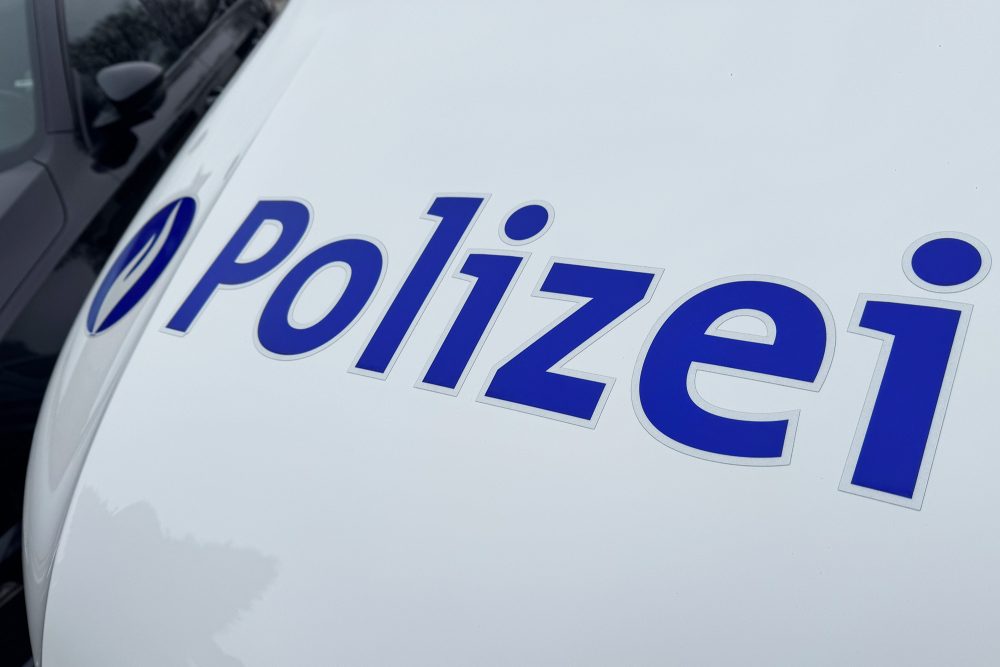 Fahrzeug der Polizei mit Polizei-Logo