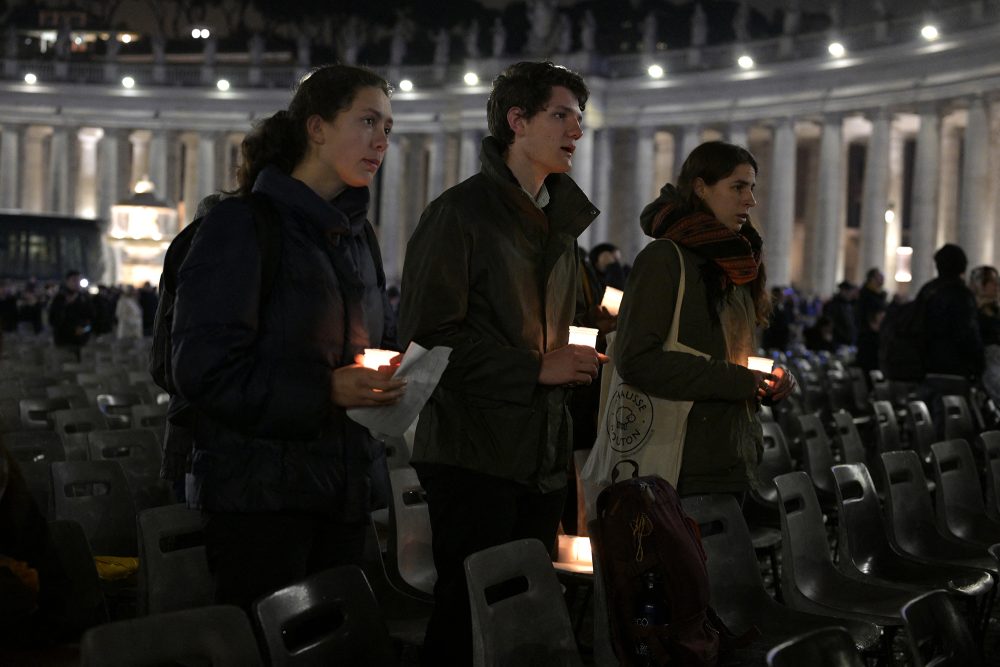 Rosenkranz-Gebet für Papst Franziskus auf dem Petersplatz