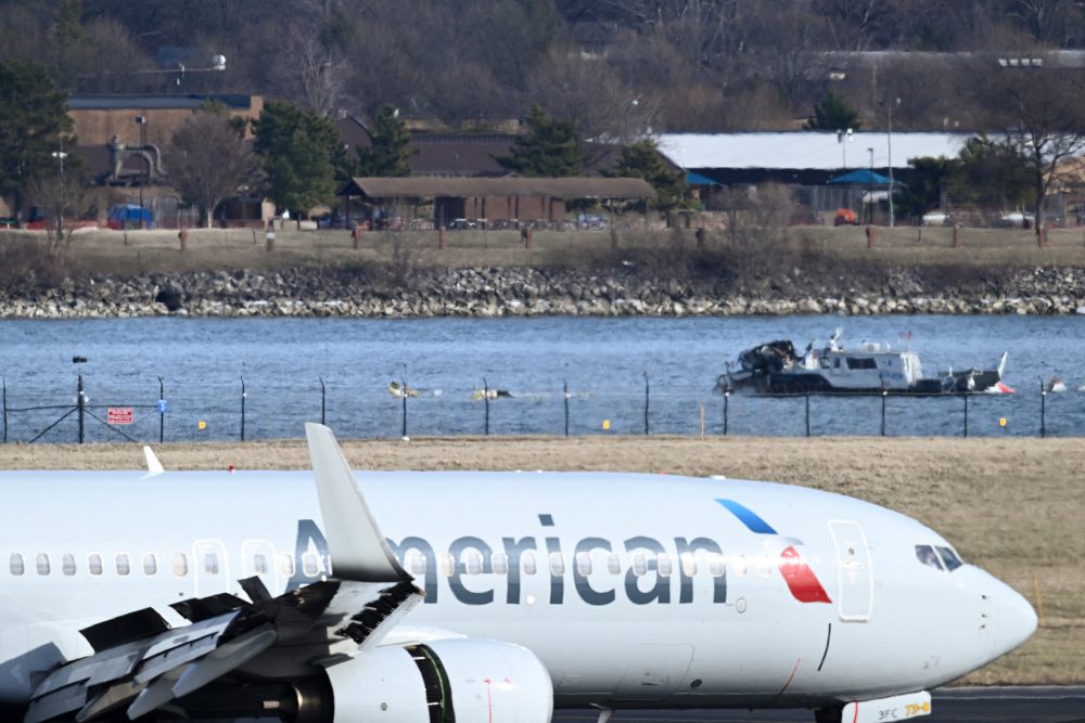 Nach Absturz in Fluss Potomac: Polizeiboot sammelt Teile auf