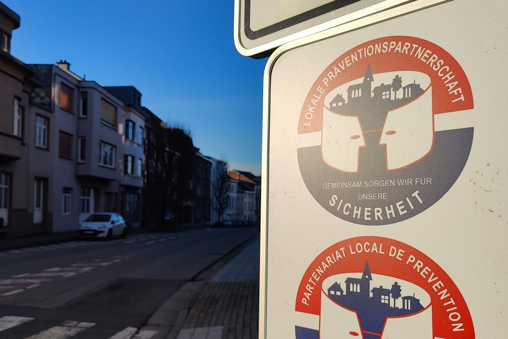 Schild zur "Lokalen Präventionspartnerschaft" in Eupen