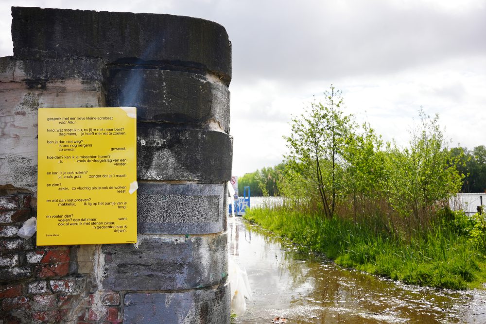 Gedenkplakette für Raul in der Nähe des Fundorts