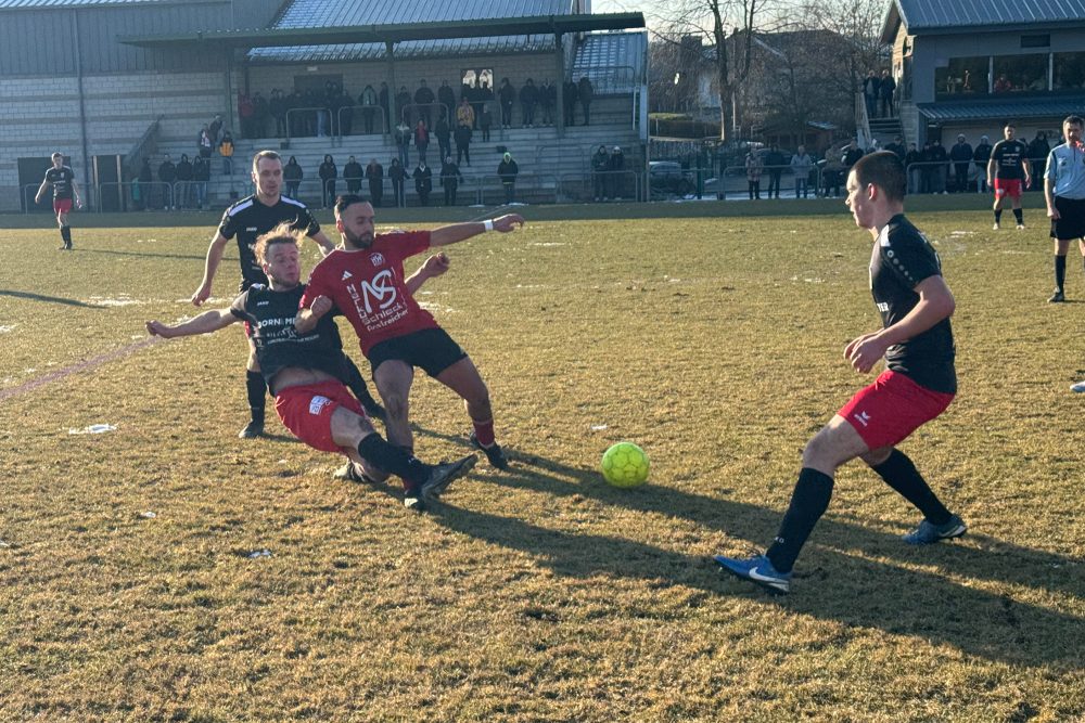 Spieler beider Mannschaften in Aktion auf dem Fußballplatz