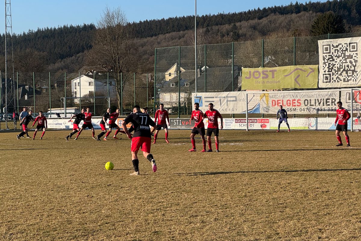 Spieler beider Mannschaften in Aktion auf dem Fußballplatz