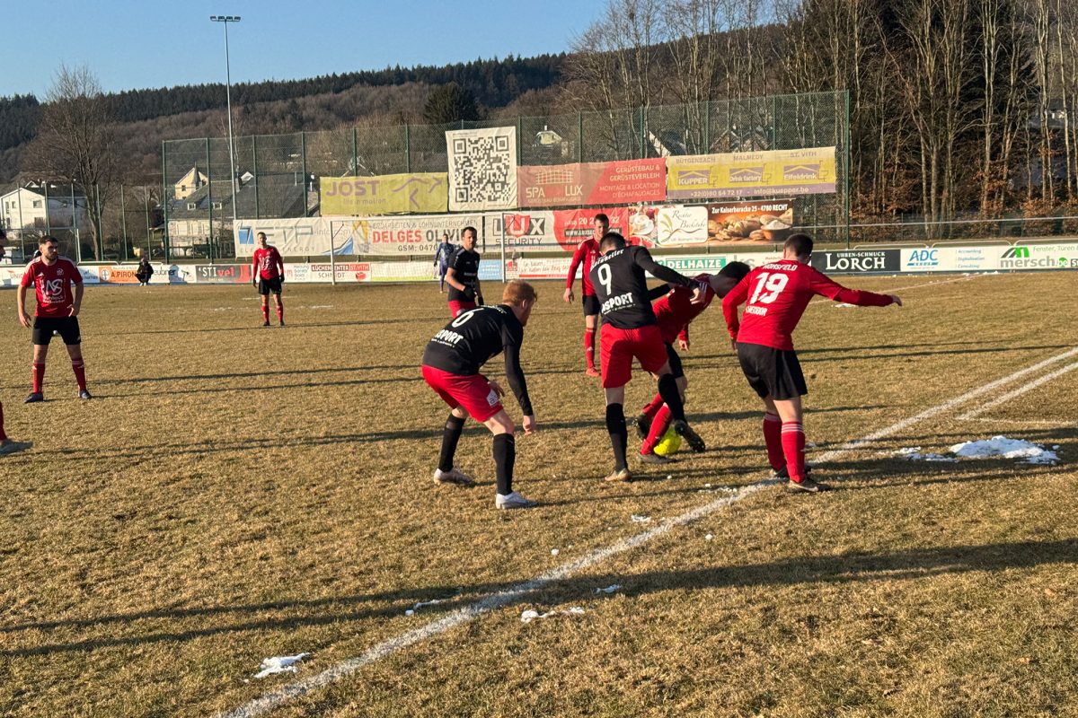 Spieler beider Mannschaften in Aktion auf dem Fußballplatz