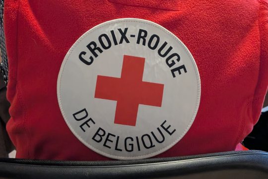 Rotes-Kreuz-Logo auf der Jacke einer Mitarbeiterin